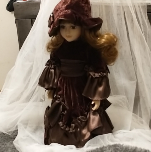 Collectable Doll on Stand! - Picture 11 of 15